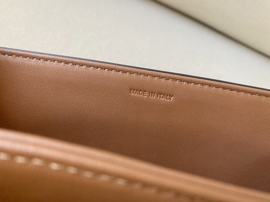 𝐂𝐞𝐥𝐢𝐧𝐞 Triomphe Medium 22.5cm