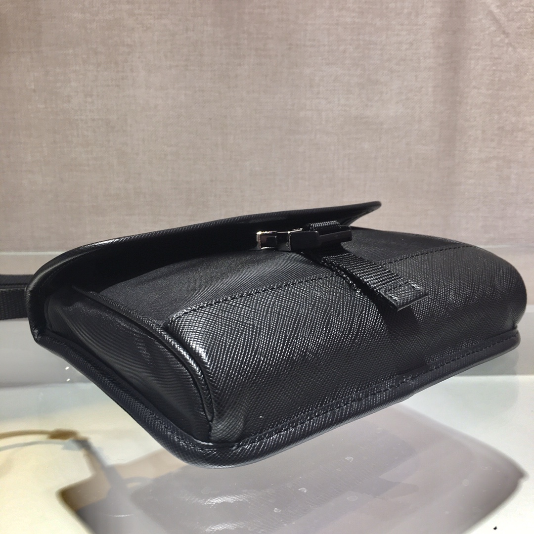 𝐏𝐑𝐀𝐃𝐀𝐀 Mini shape messenger bag
