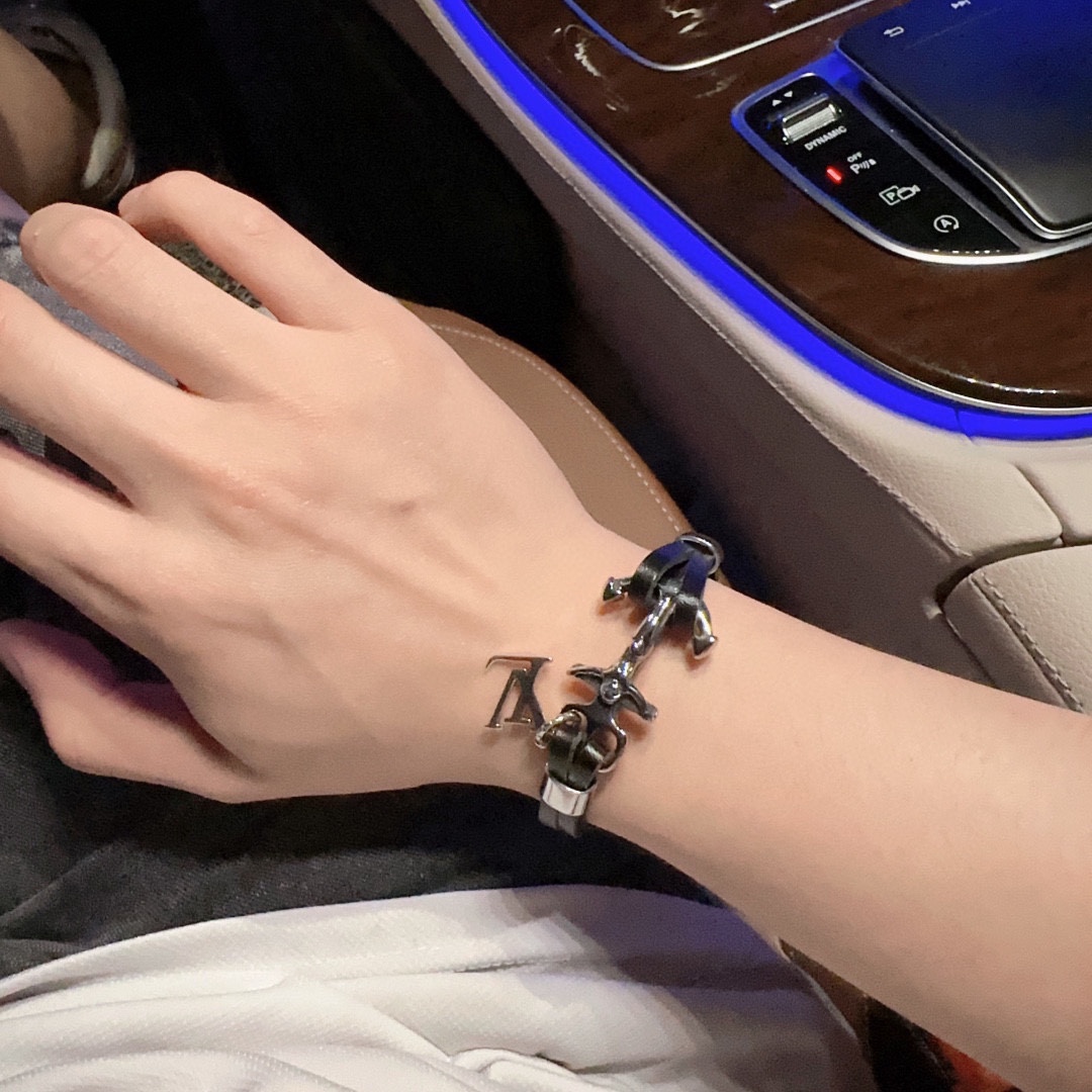 Louis Vuitton cowhide cord bracelet, same style as the couple