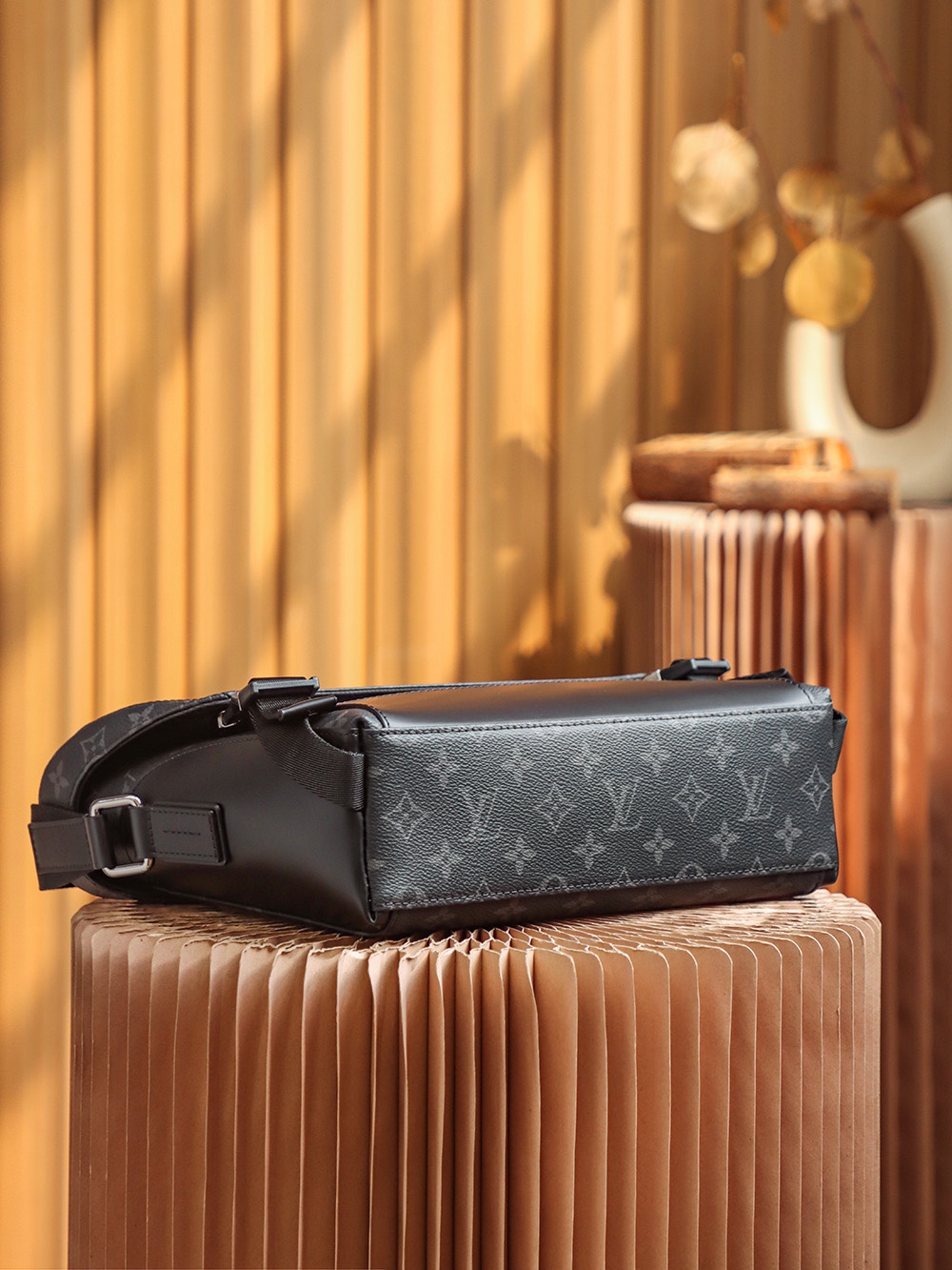 Louis Vuitton 𝐕𝐎𝐘𝐀𝐆𝐄𝐑 messenger bag #M40511#