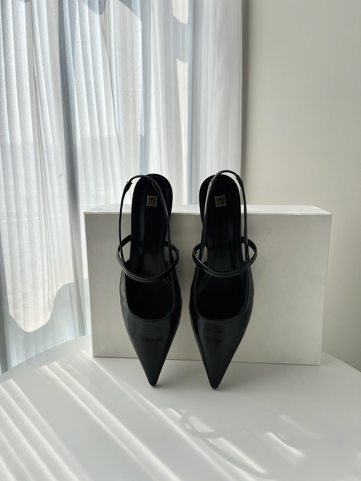 𝐓𝐨𝐭𝐞𝐦𝐞｜𝟐𝟎𝟐𝟑/𝐒𝐒 𝐧𝐞𝐰 Minimalist slingback with a different classic temperament Dry, rigid and soft