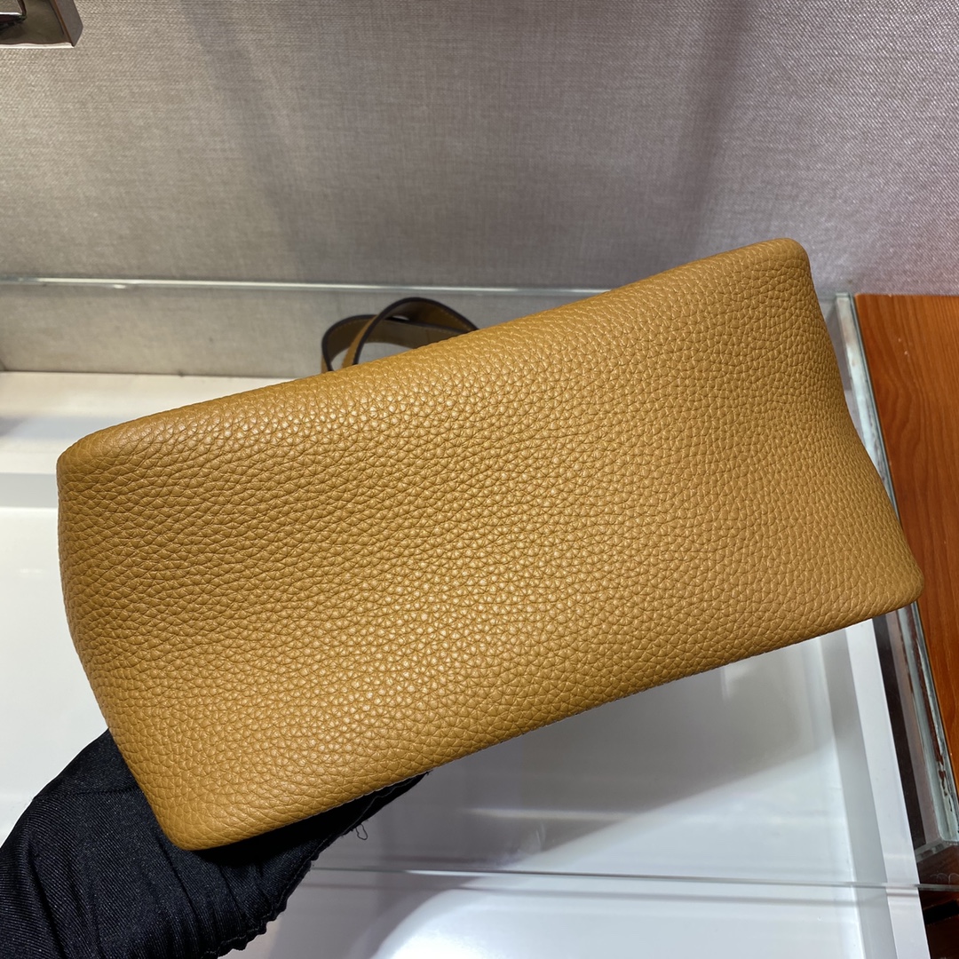 𝐏𝐑𝐀𝐃𝐀 New Bucket Bag