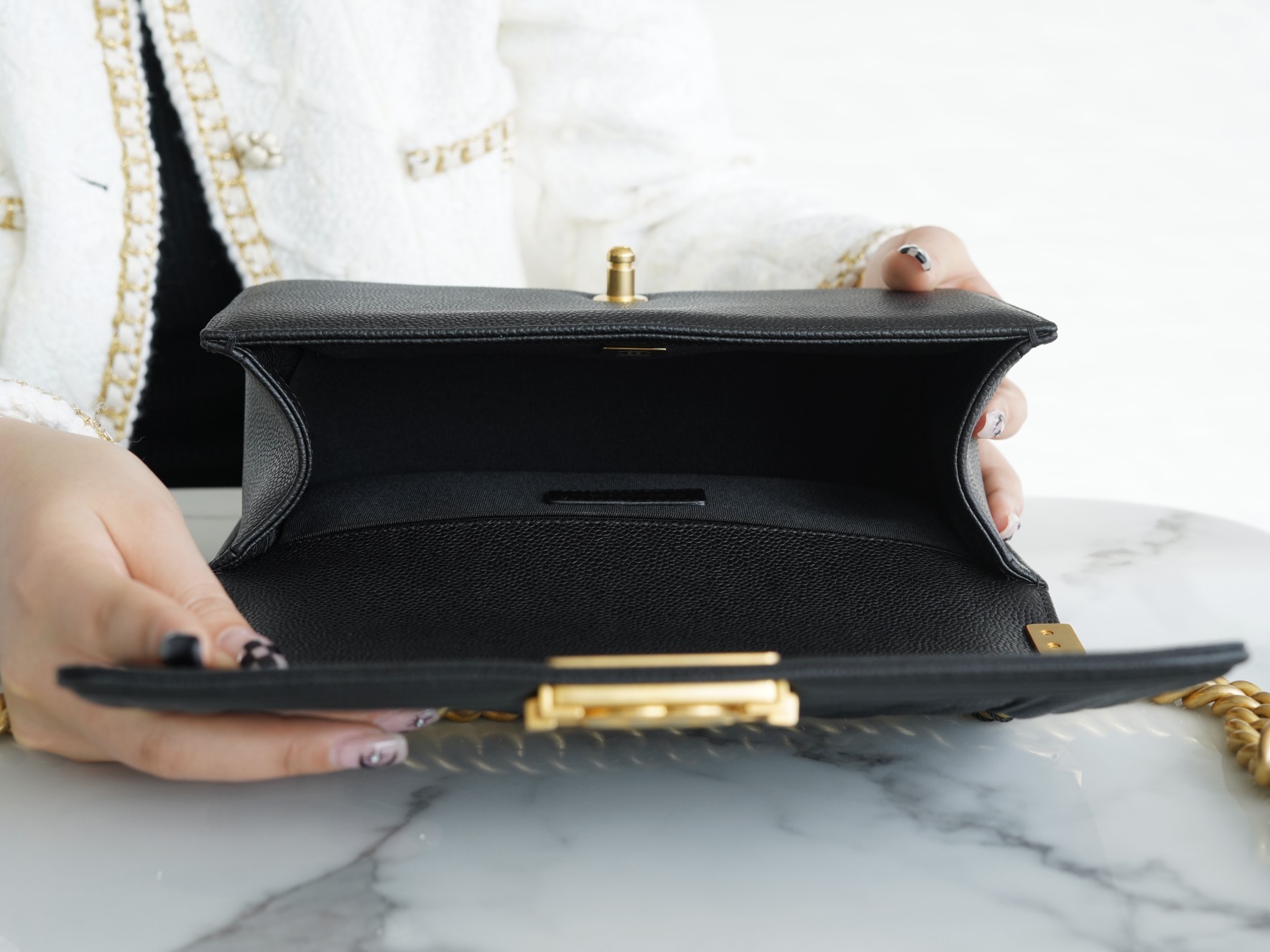 𝗖𝗵𝗮𝗻𝗲𝗹 𝗟𝗲𝗯𝗼𝘆 Imported custom caviar calfskin:Large ball pattern Medium Black Gold