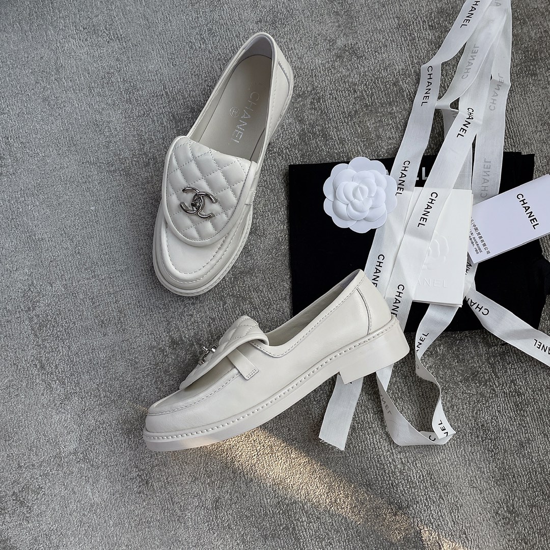 CHANEL a little retro with a flip-flop design through the dye leather sole