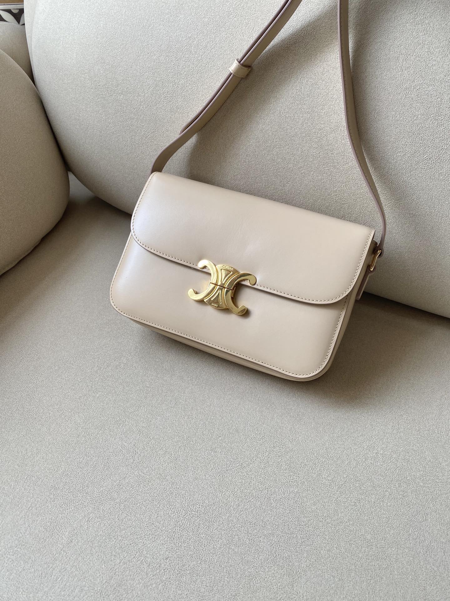 𝐂𝐞𝐥𝐢𝐧𝐞 Triomphe Medium 22.5cm