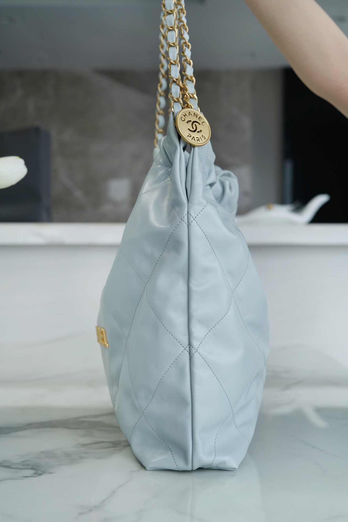 𝗖𝗛𝗔𝗘𝗡𝗟✦23C 22 handbag authentic tail leather haze blue medium