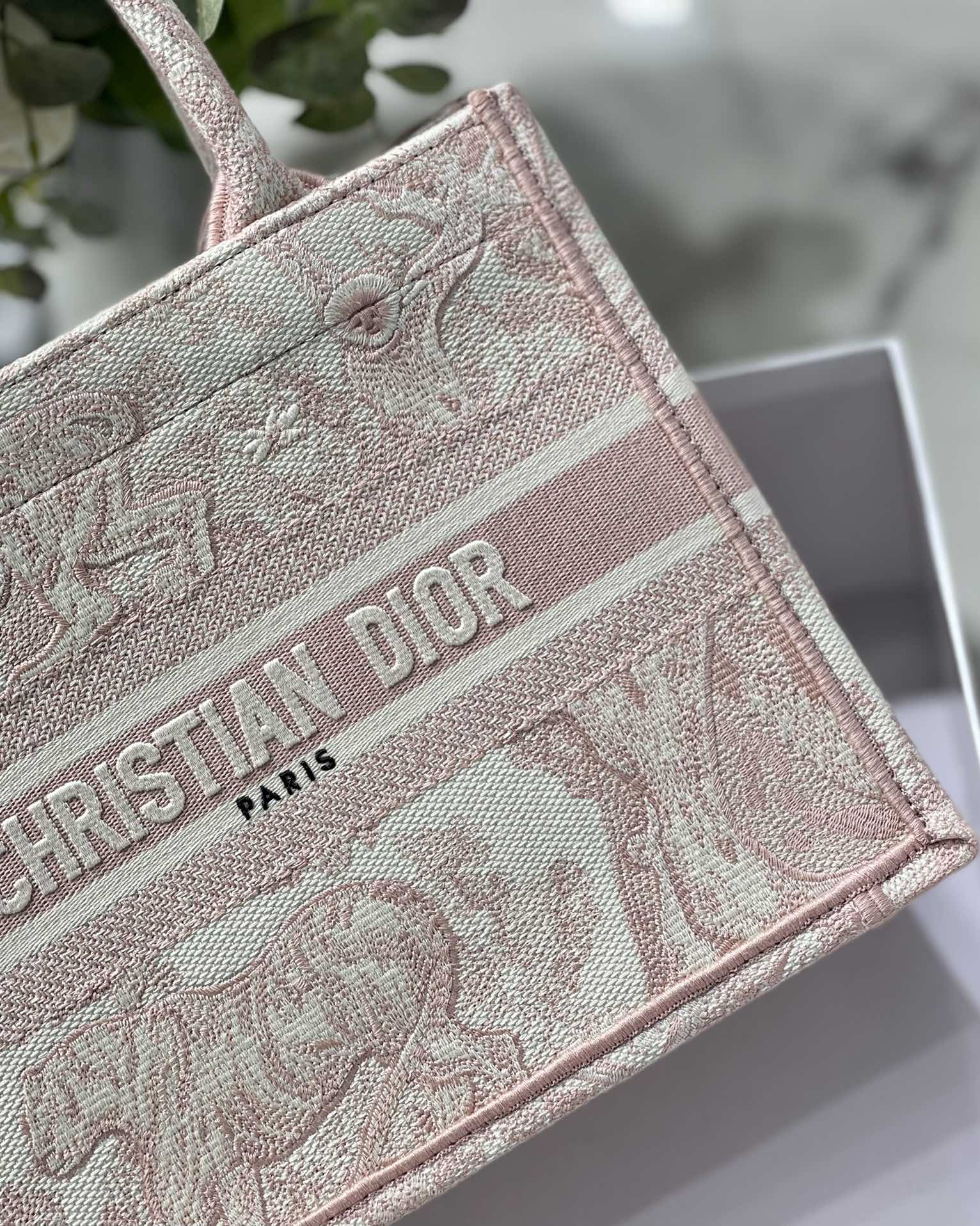DIOR TOTE Pink tiger embroidery