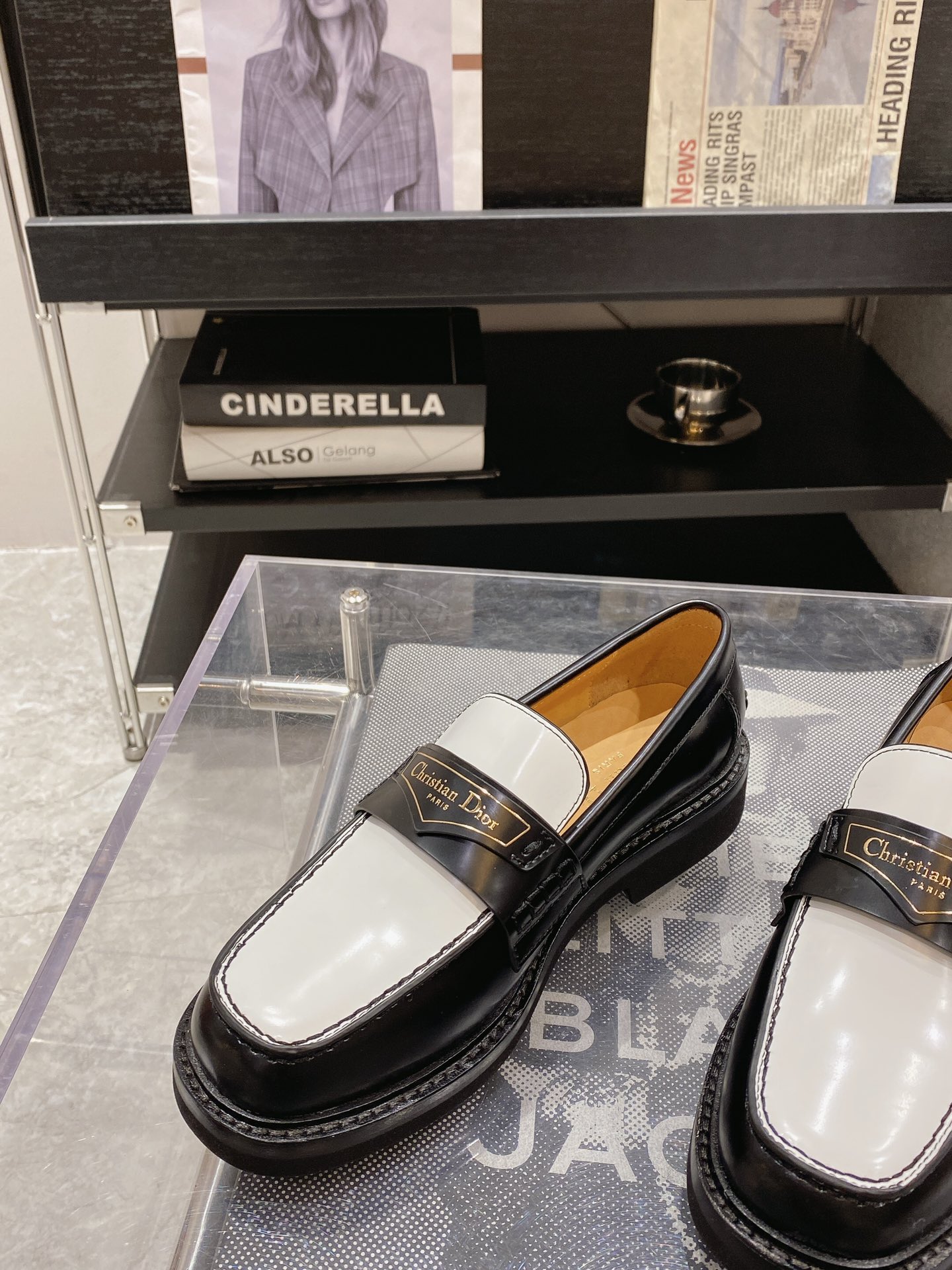 DIOR Early Spring 2023 New Loafers Black and White