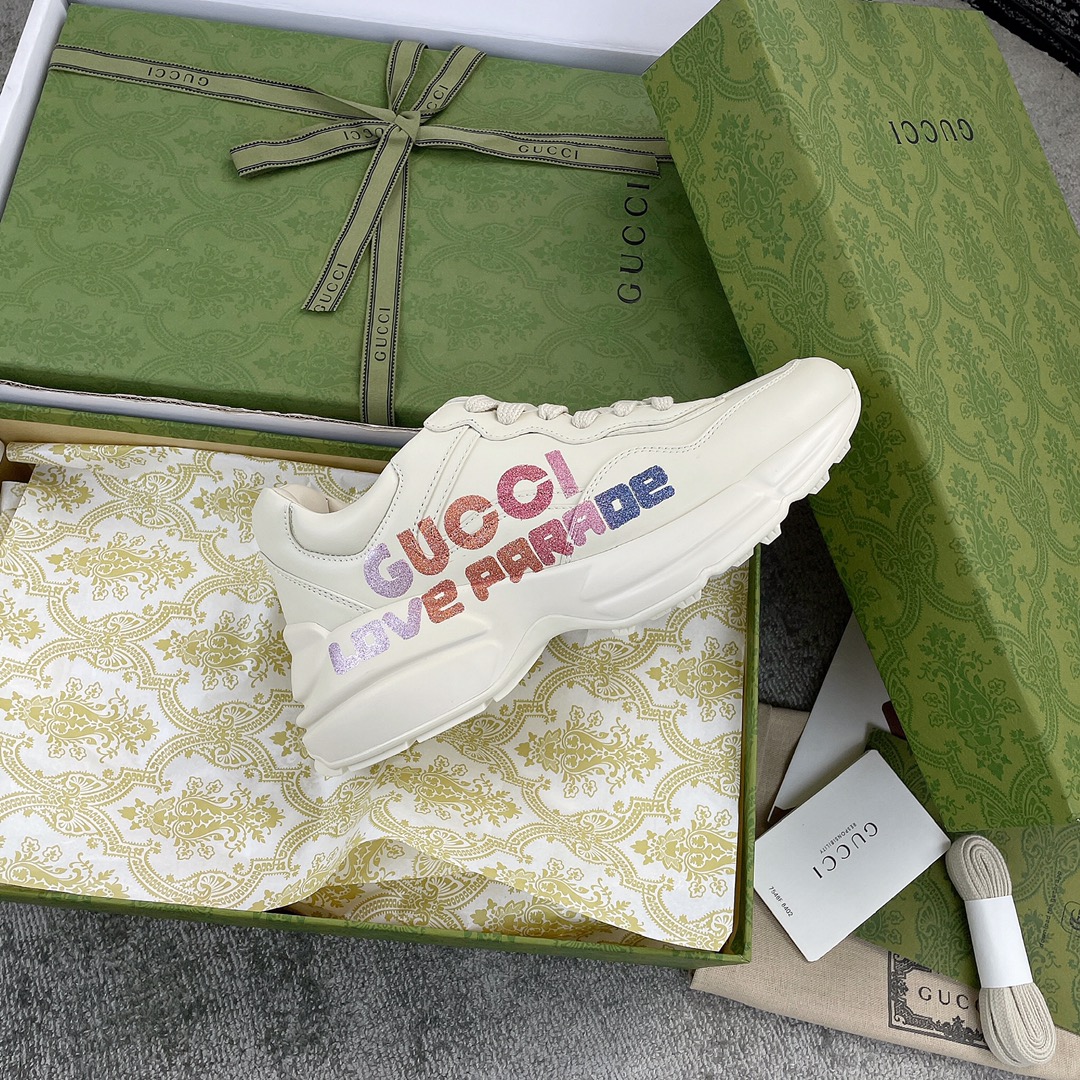 Gucci Pops This collection has a lot of flora and fauna elements Original material