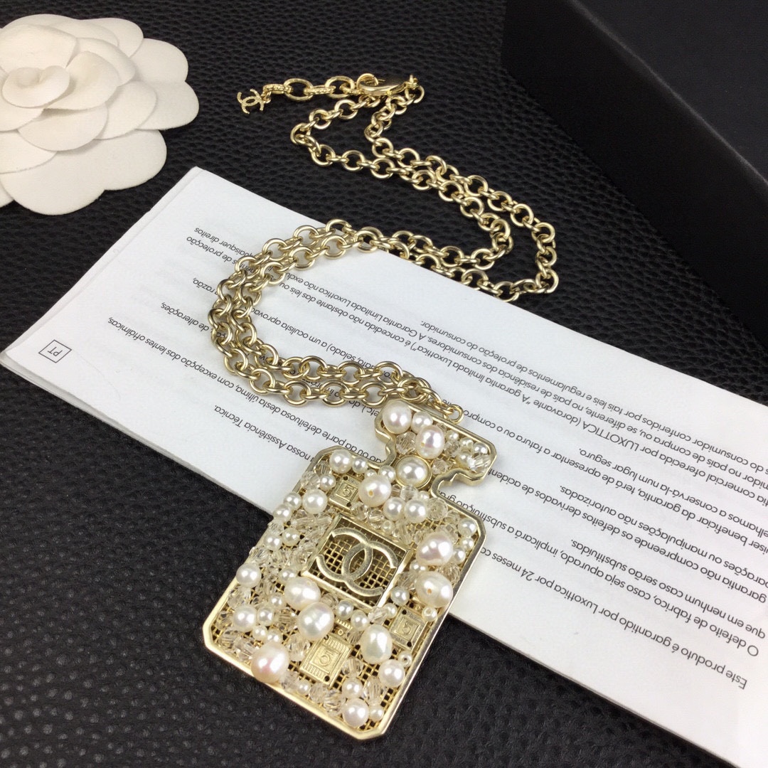 CHANEL🇫🇷Xiaoxiang Hollow Perfume Bottle Necklace