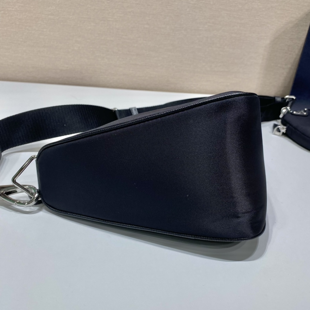 𝐏𝐑𝐀𝐃𝐀 Triangle Crossbody Bag