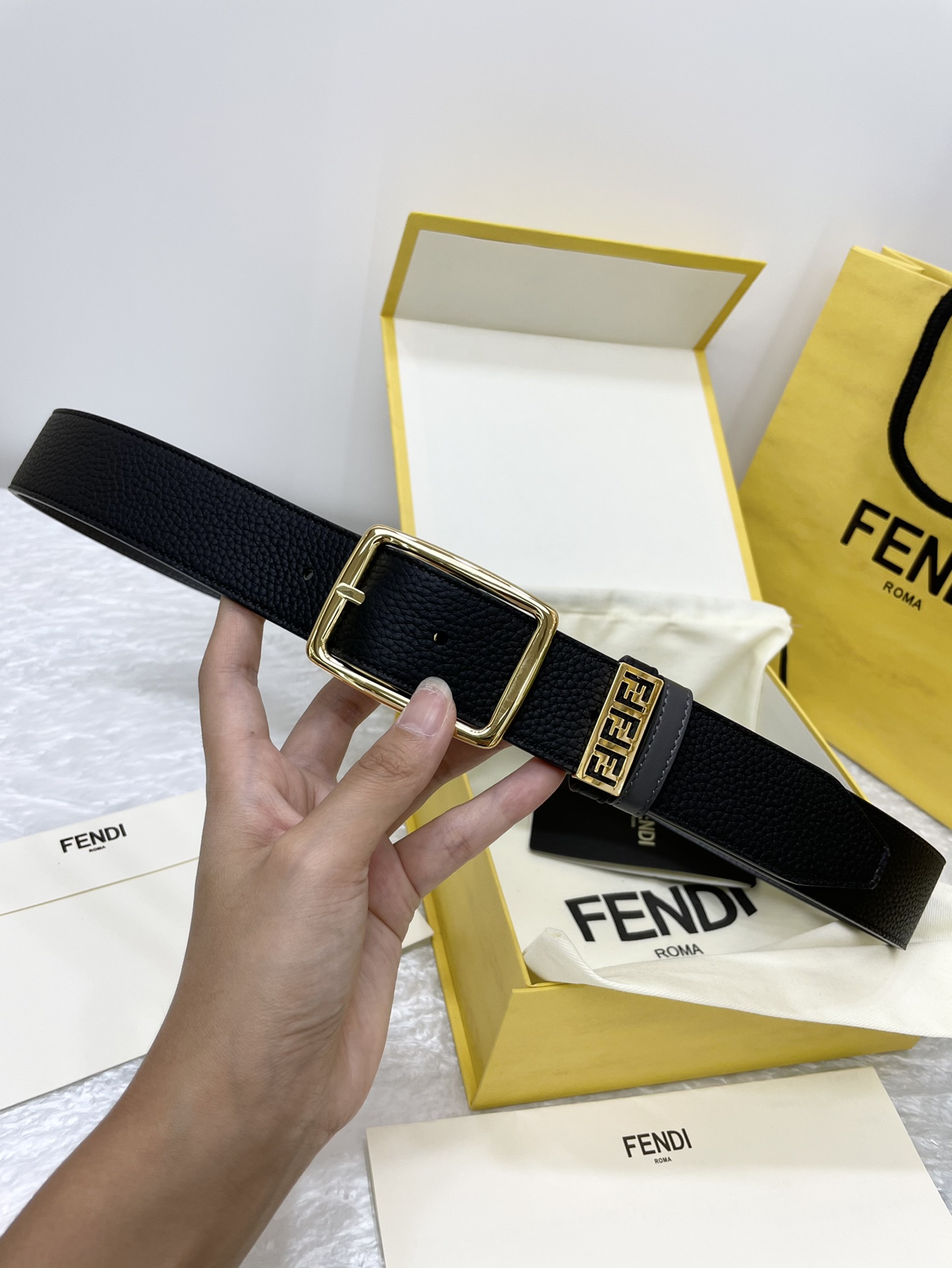 FENDI imported Italian calfskin 👍 Pin buckle design