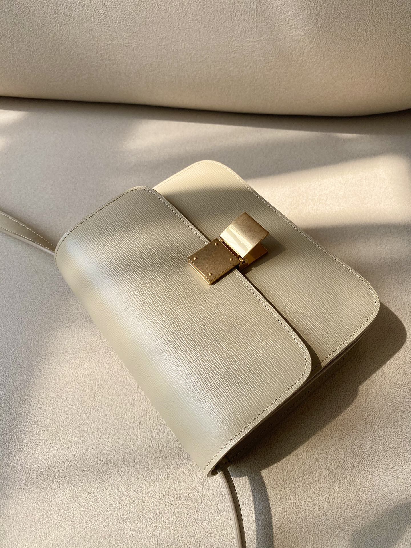 𝐂𝐞𝐥𝐢𝐧𝐞 Box Teen bag in polished calfskin