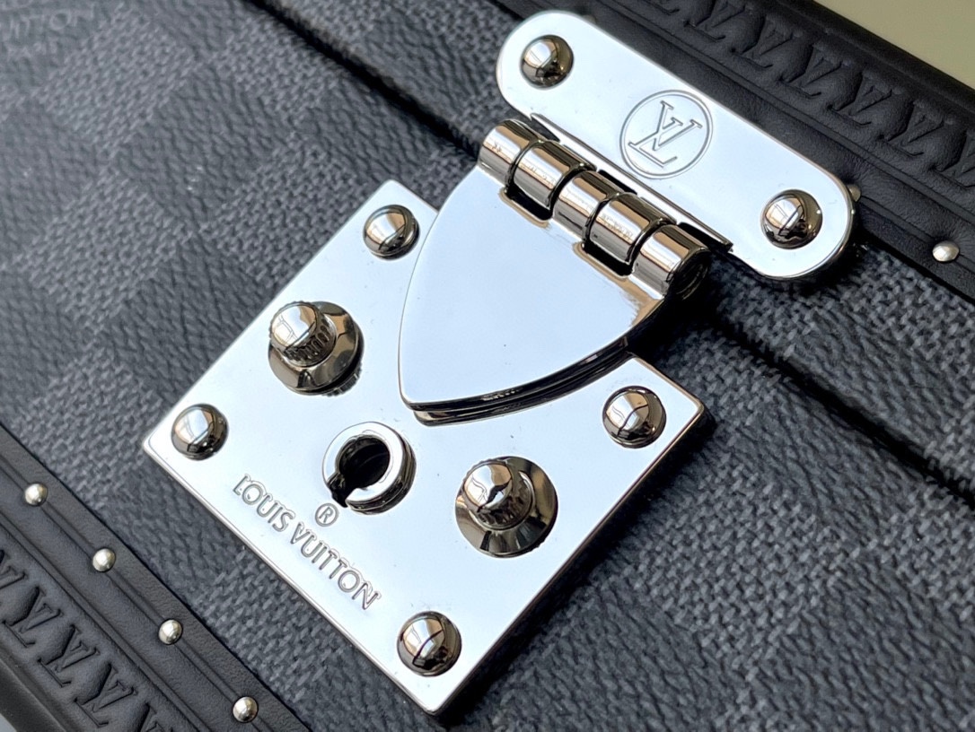 𝐋𝐎𝐔𝐈𝐒 𝐕𝐔𝐈𝐓𝐓𝐎𝐍     N48194