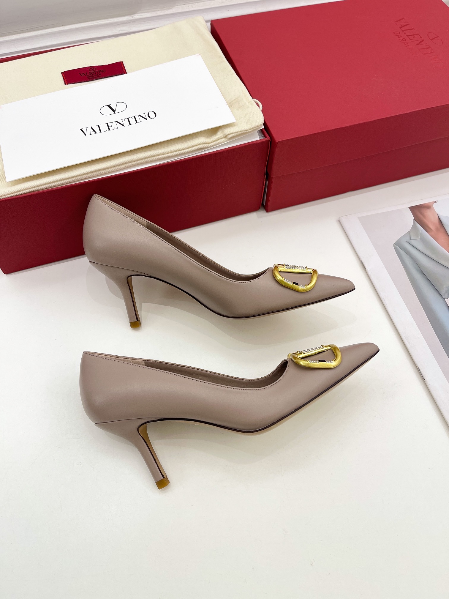 【Valentino】𝟐𝟎𝟐𝟏/𝐒𝐒 𝐧𝐞𝐰 Valentino 2022 spring and summer new large V diamond buckle high heels on the new