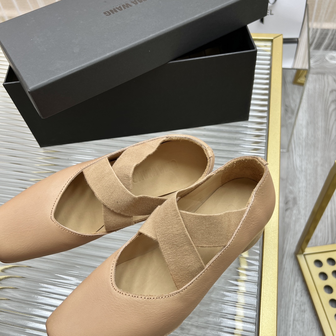 𝐔𝐌𝐀 𝐖𝐀𝐍𝐆｜𝟐𝟎𝟐𝟑/𝐒𝐒 𝐧𝐞𝐰  UMA WANG classic models retro do old ballet shoes