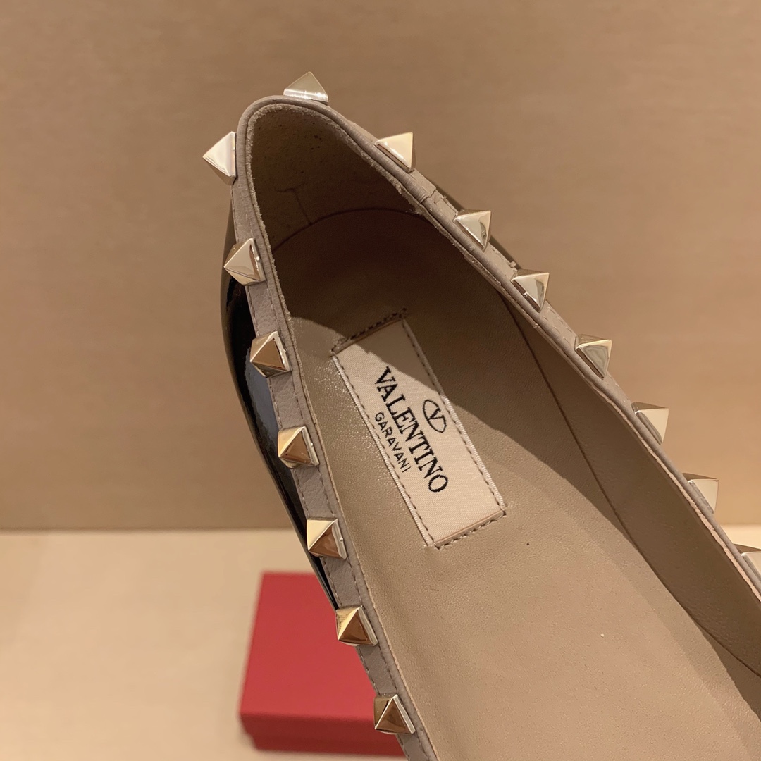 【Valentino】𝟐𝟎𝟐𝟏/𝐒𝐒 𝐧𝐞𝐰 Valentino studded flat shoes top version OEM level exclusive models