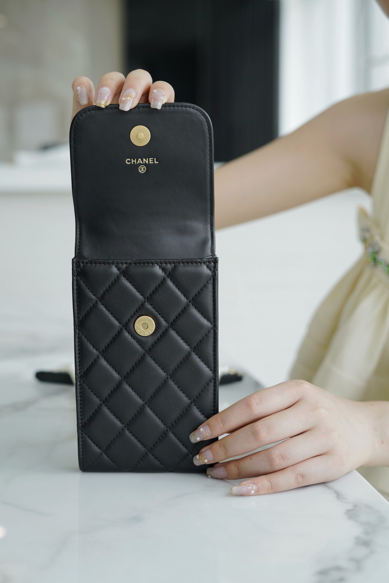 𝗖𝗛𝗔𝗘𝗡𝗟✦2021 𝗦𝘀 New for spring and summer Artificial pearls and calfskin body Pearl phone bag