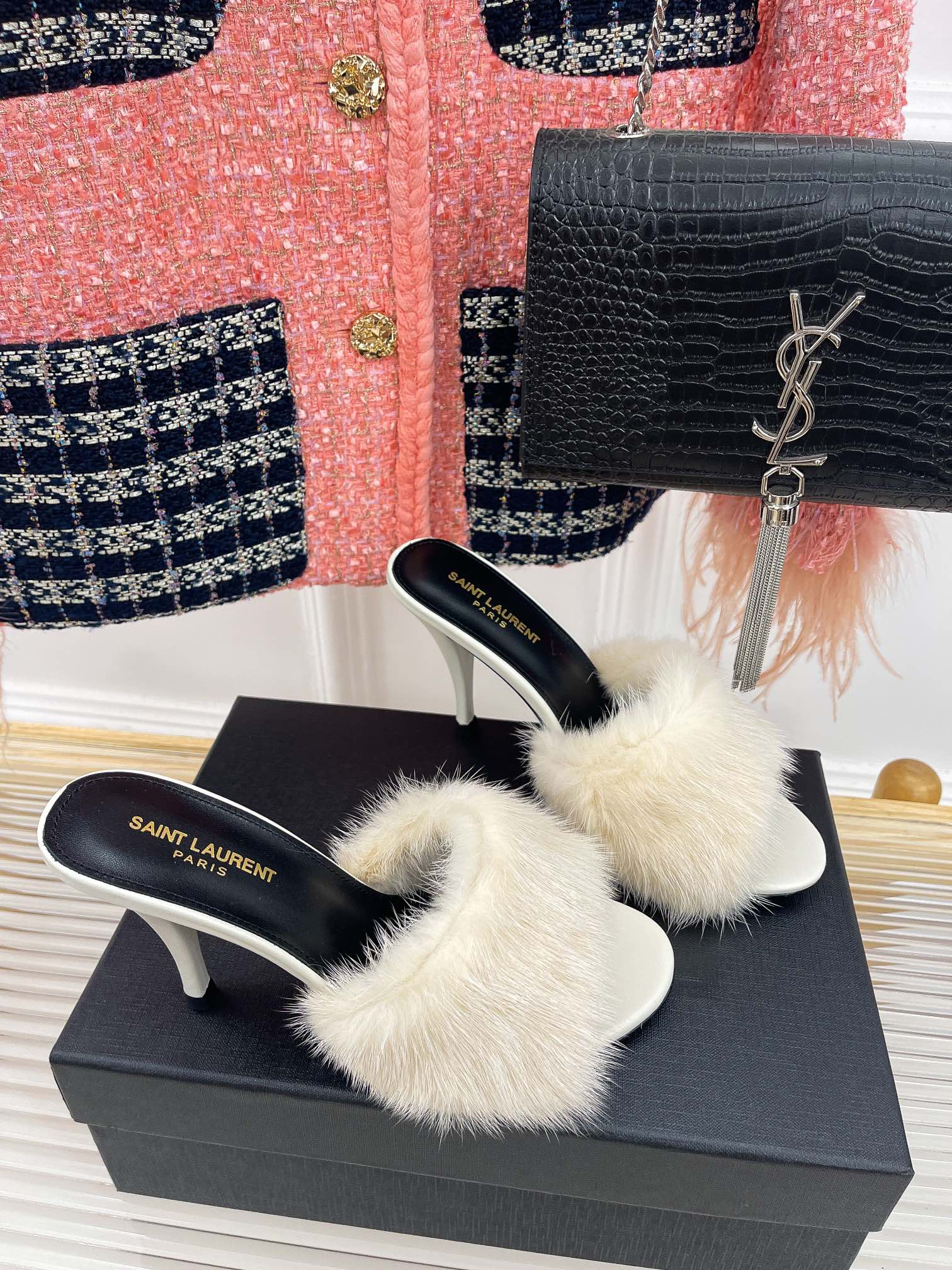 𝙎𝙖𝙞𝙣𝙩 𝙇𝙖𝙪𝙧𝙚𝙣𝙩 | 𝟐𝟎𝟐𝟐/𝐒𝐒 𝐧𝐞𝐰 YSL｜23ss early spring mink fur one high heel slippers