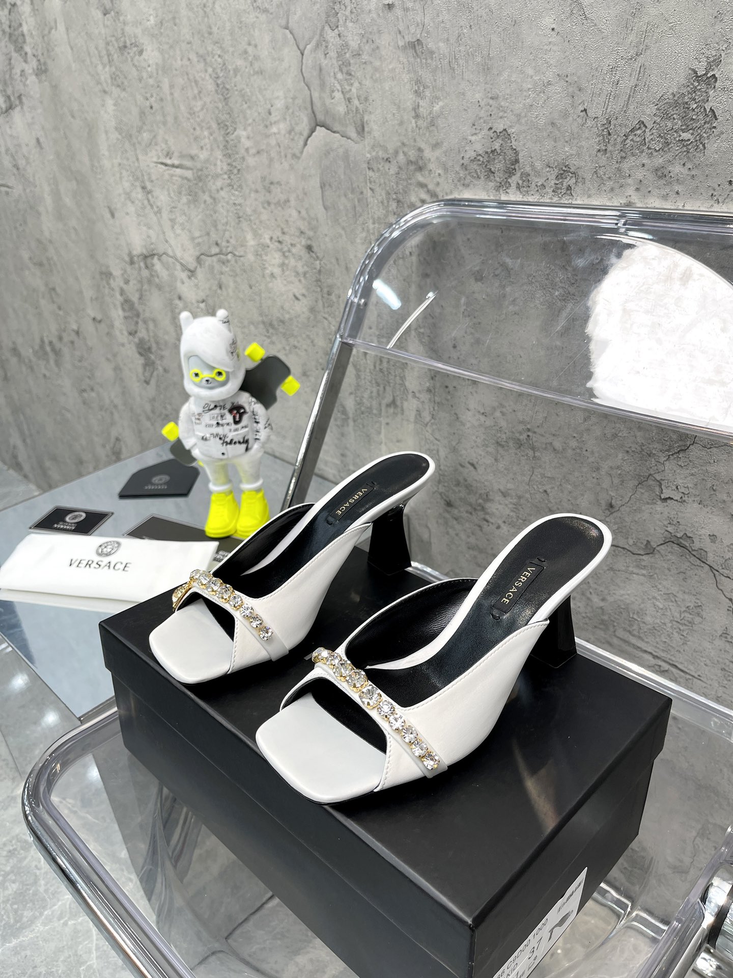 𝐕𝐞𝐫𝐬𝐚𝐜𝐞｜𝟐𝟎𝟐𝟐/𝐒𝐒 𝐧𝐞𝐰 Gold LA MEDUSA string with sparkling crystal ribbon