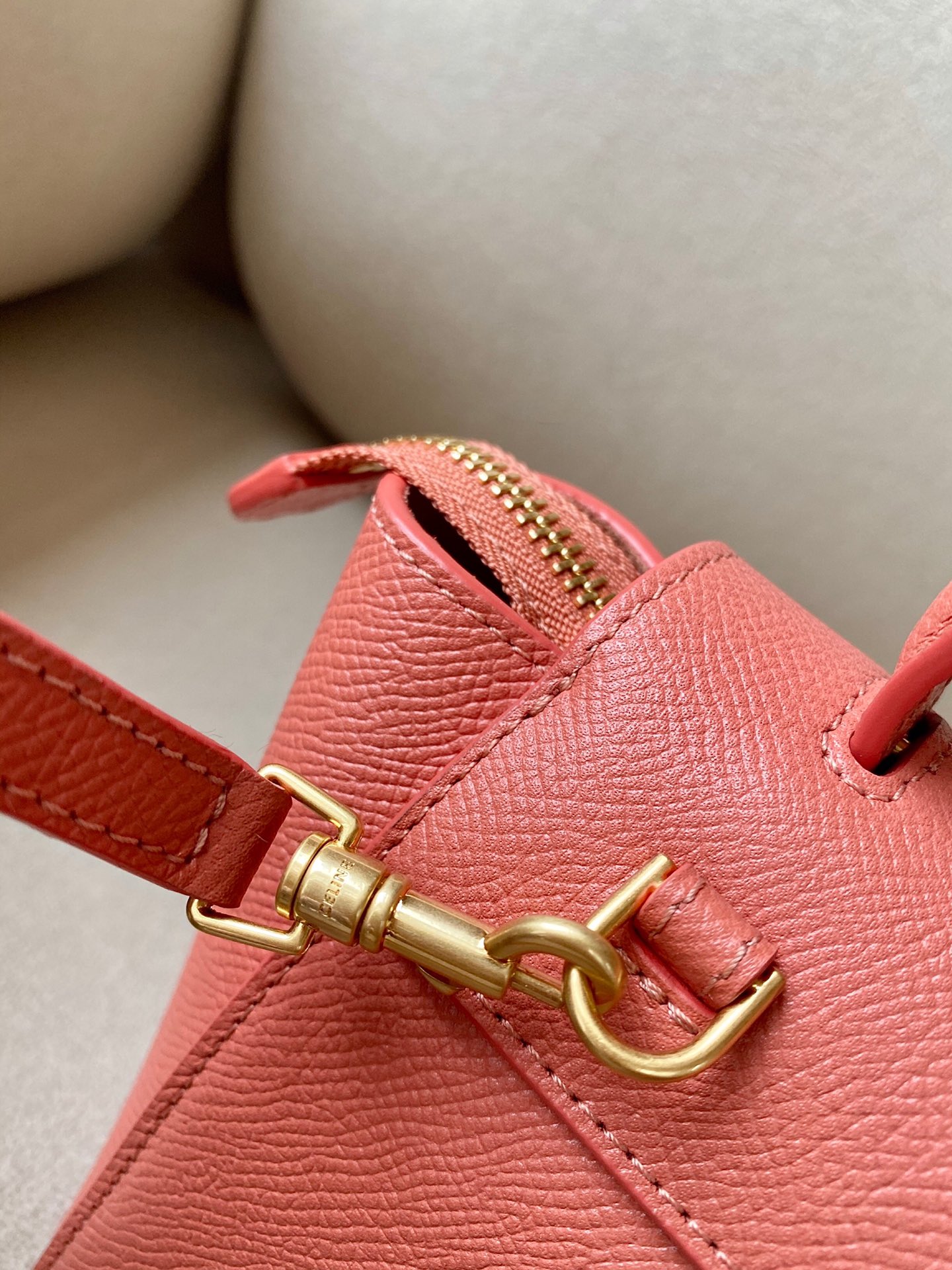 𝐂𝐞𝐥𝐢𝐧𝐞 𝐛𝐞𝐥𝐭 𝐩𝐢𝐜𝐨 𝟏𝟔𝐜𝐦 Grained Calfskin Bag