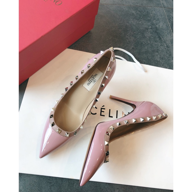Valentino recommends this studded shoes once launched, the fashion It Girl starry-eyed pursuit