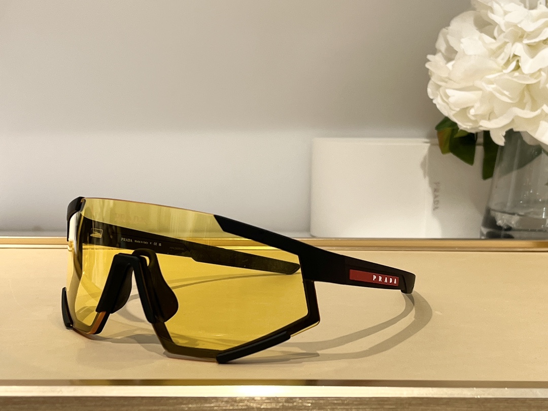Prada Model SPS04W