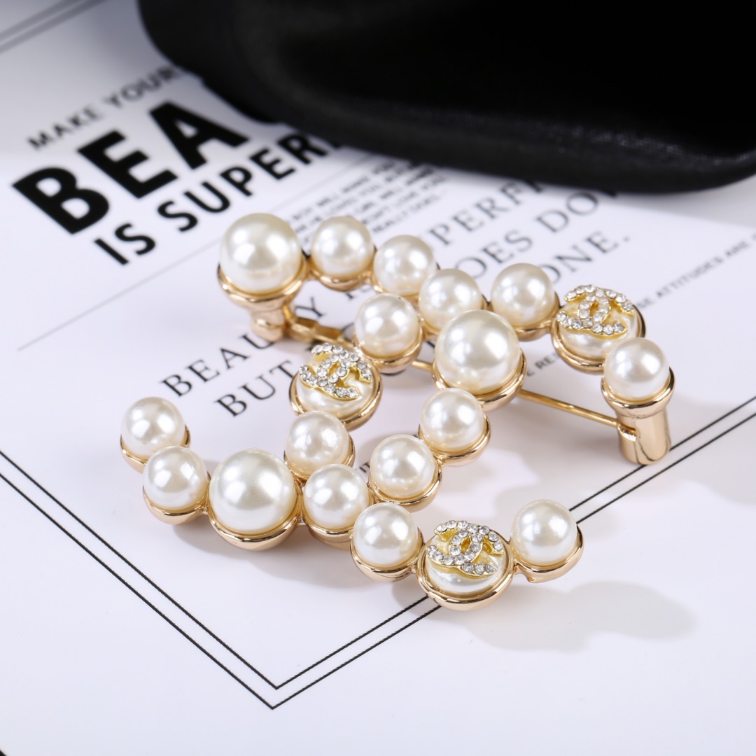 CHANEL🇫🇷Xiaoxiang's latest autumn and winter pearl crystal brooch