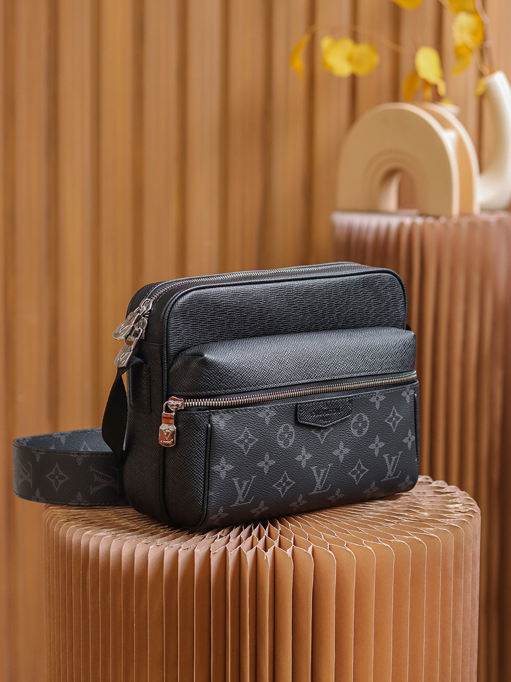 Louis Vuitton 𝙊𝙐𝙏𝘿𝙊𝙊𝙍 messenger bag M30233