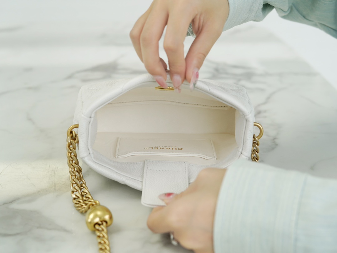 𝗖𝗛𝗔𝗡𝗘𝗟✦ 23P Spring Summer New Love Adjustable Buckle HoBo Bag White