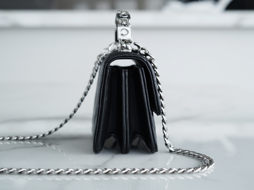 𝗖𝗛𝗔𝗘𝗡𝗟✦ 𝟮𝟮𝐒 Enamel Handle Chain Bag black