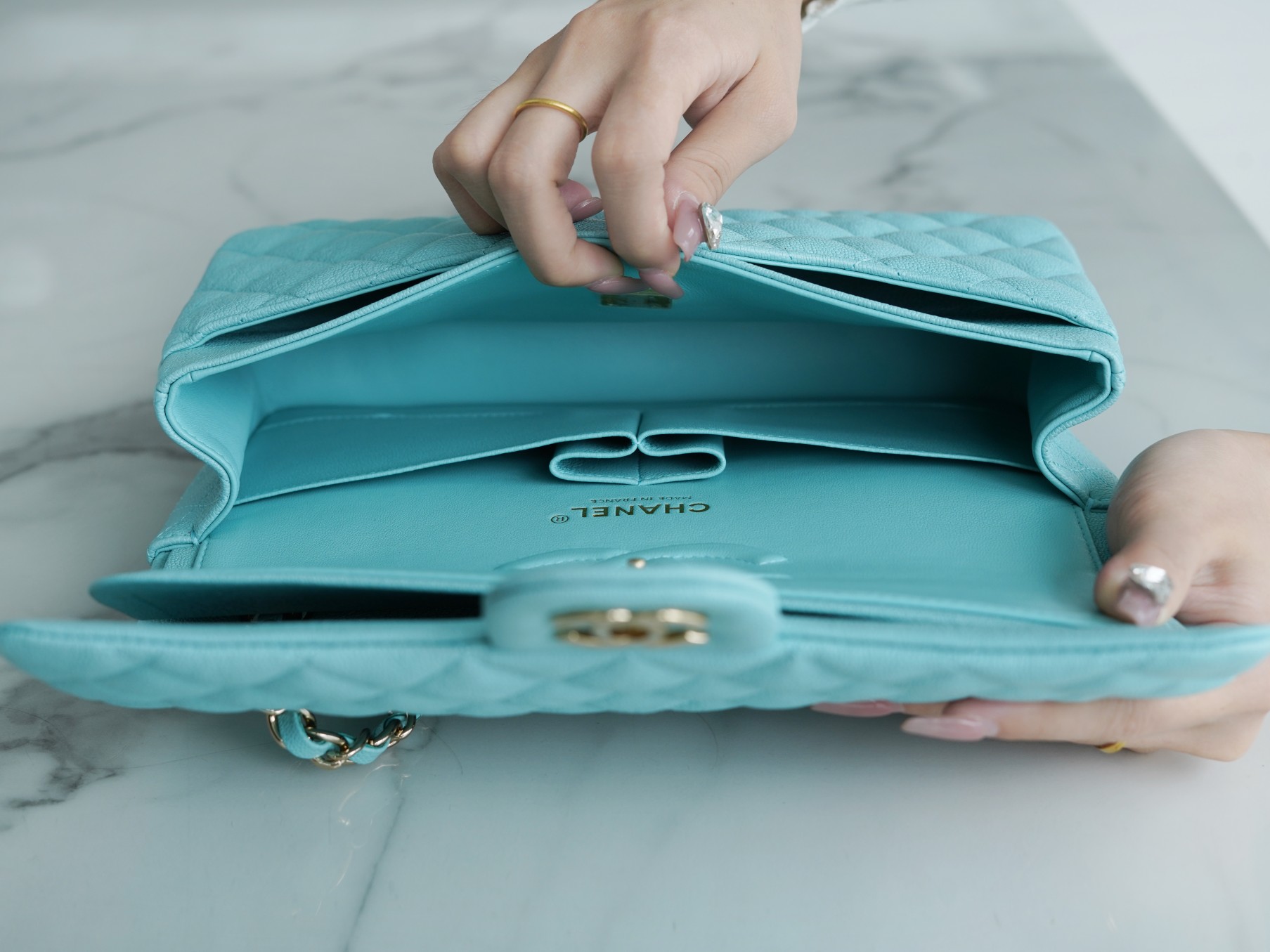 𝐂𝐇𝐀𝐍𝐄𝐋 Classic Flap washed cowhide is made from the most delicate of newborn calves Washed fetal cow Medium Tiffany Blue