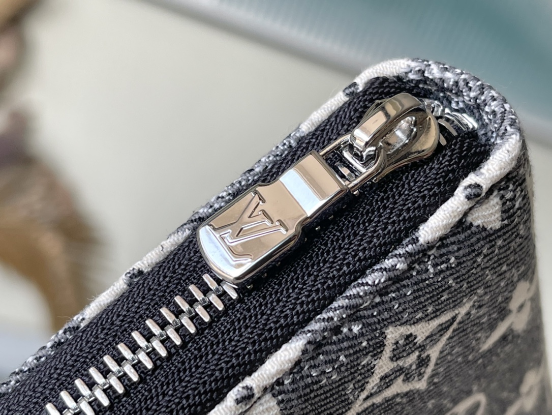 𝐋𝐎𝐔𝐈𝐒 𝐕𝐔𝐈𝐓𝐓𝐎𝐍   M81858