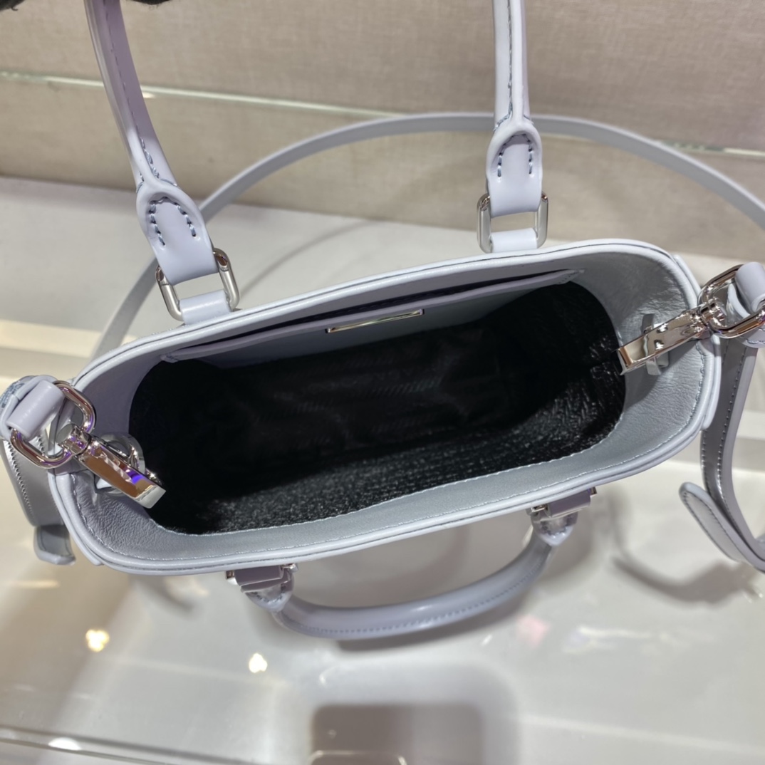 𝐏𝐑𝐀𝐃𝐀 Small Towing Bag 1BA331