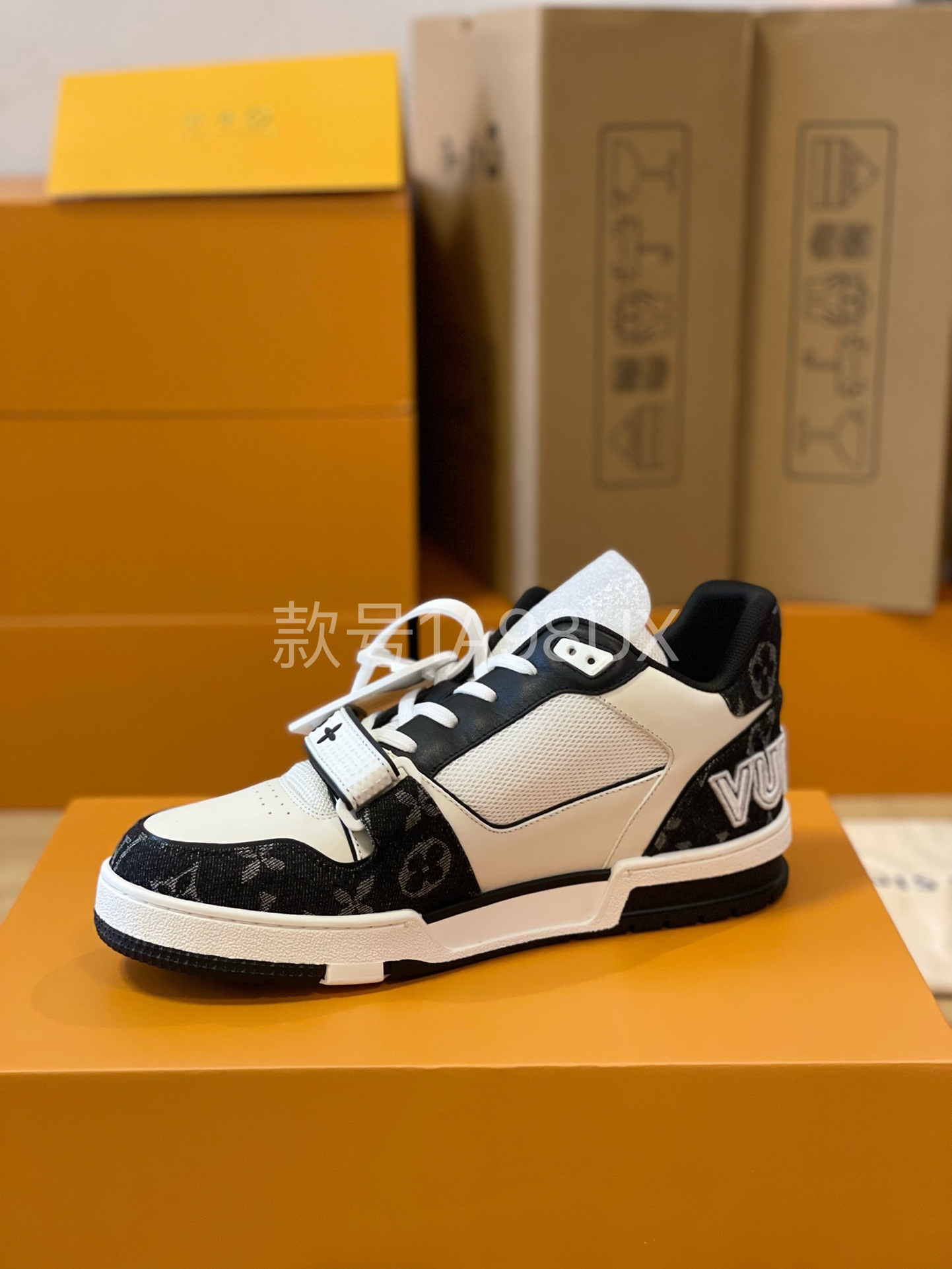 Louis Vuitton Trainer sneakers for couples, style 1A98UX