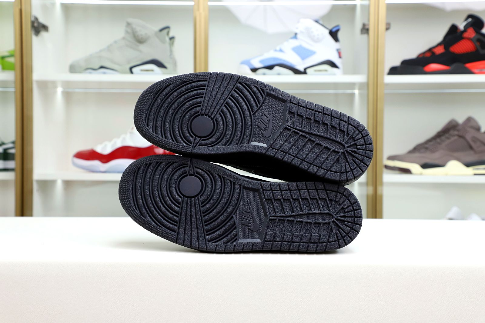 TRAVIS SCOTT X NIKE AIR JORDAN 1 LOW OG BLACK/PHANTOM