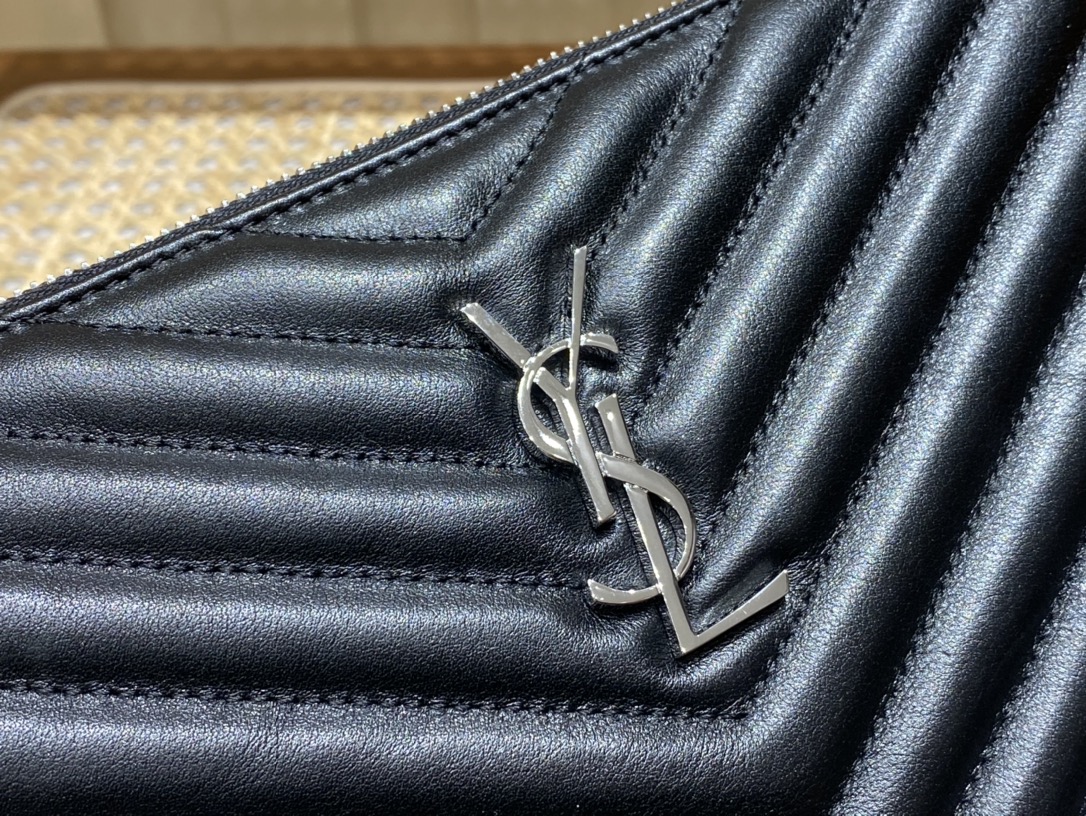 SAINT LAURENT 𝑴𝒐𝒏𝒐𝒈𝒓𝒂𝒎 𝑾𝒐𝒄  #379039