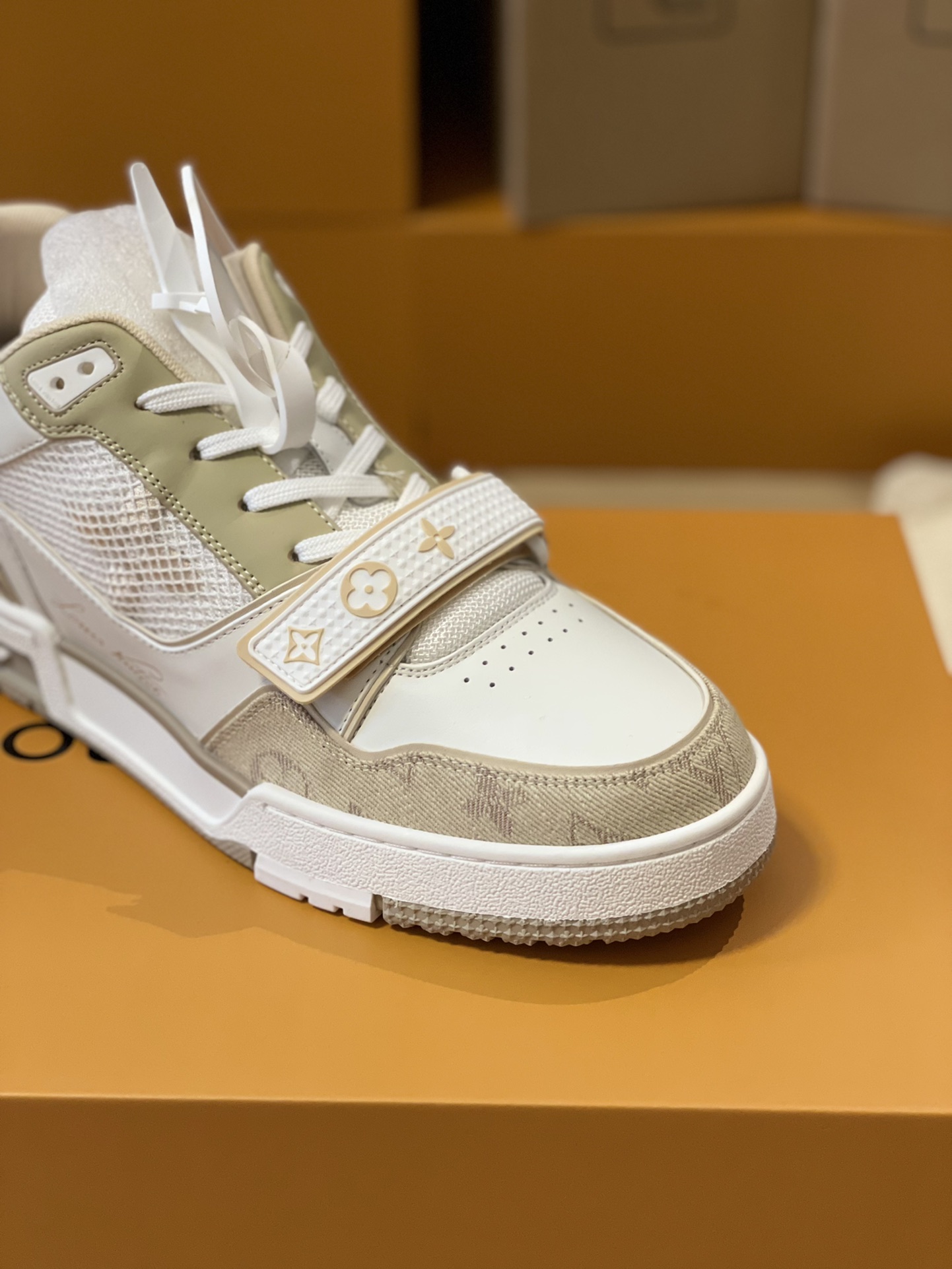 Louis Vuitton Trainer sneakers for couples, style 1A98UX