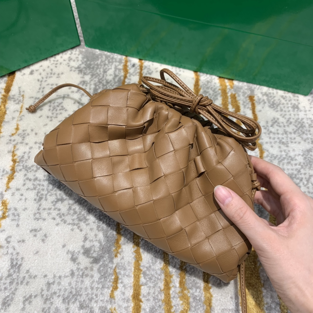 Bottega Veneta  THE MINI POUCH  #585852