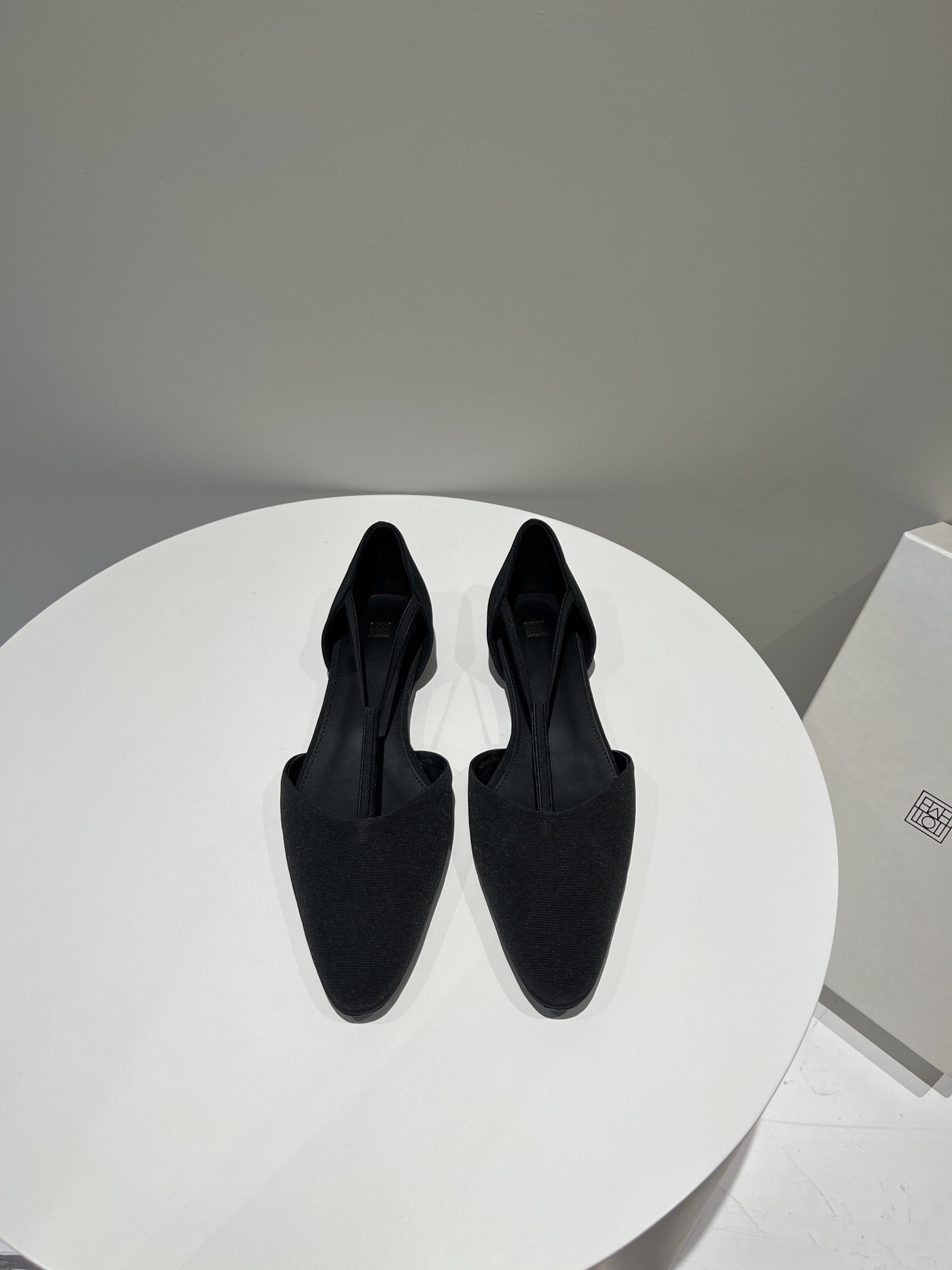 𝐓𝐨𝐭𝐞𝐦𝐞｜𝟐𝟎𝟐𝟑/𝐒𝐒 𝐧𝐞𝐰 toteme simple pointed toe shoes imported calf leather Italian leather outsole