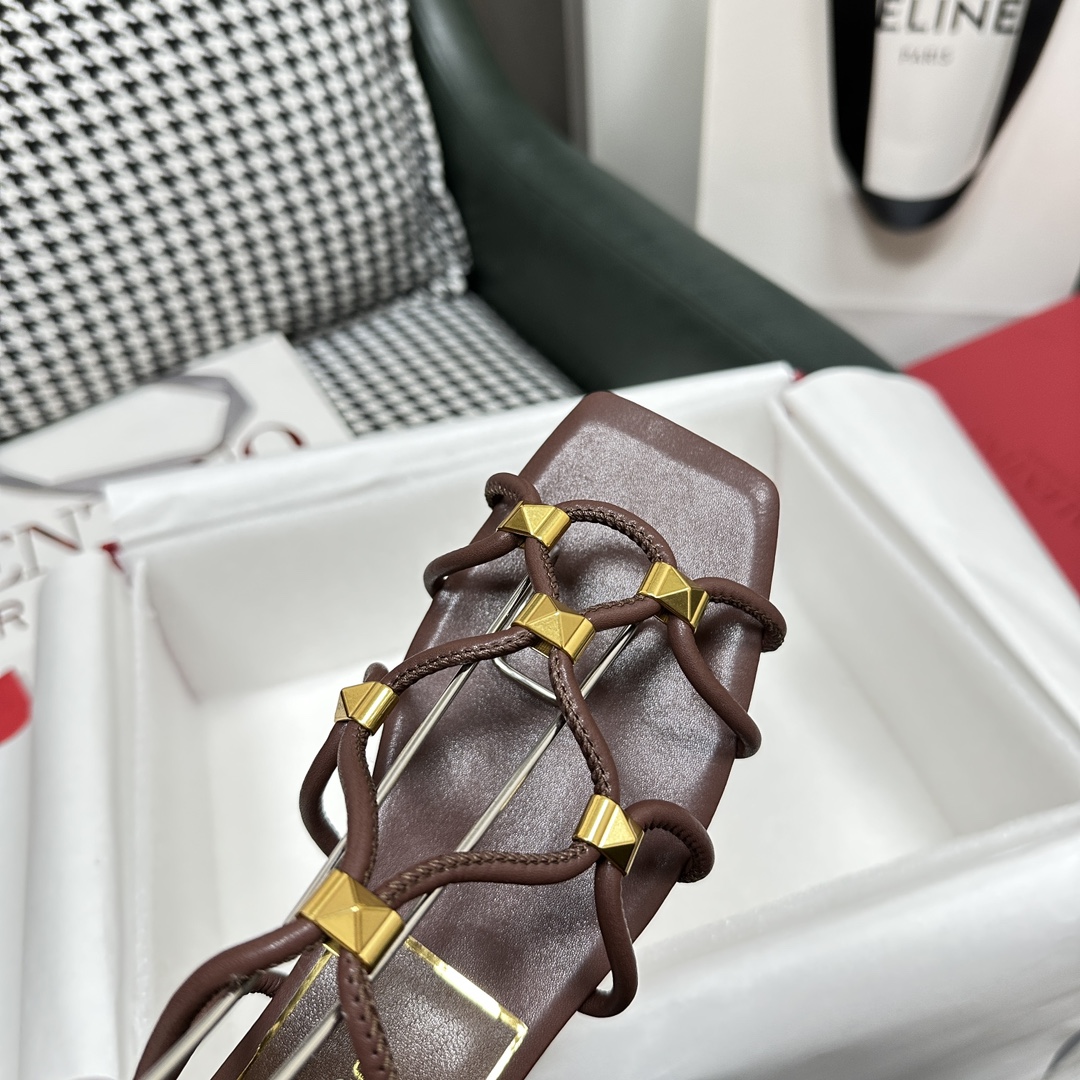 【Valentino】𝟐𝟎𝟐𝟏/𝐒𝐒 𝐧𝐞𝐰  Valentino's newest collection of Roman sandals with Italian printed leather soles