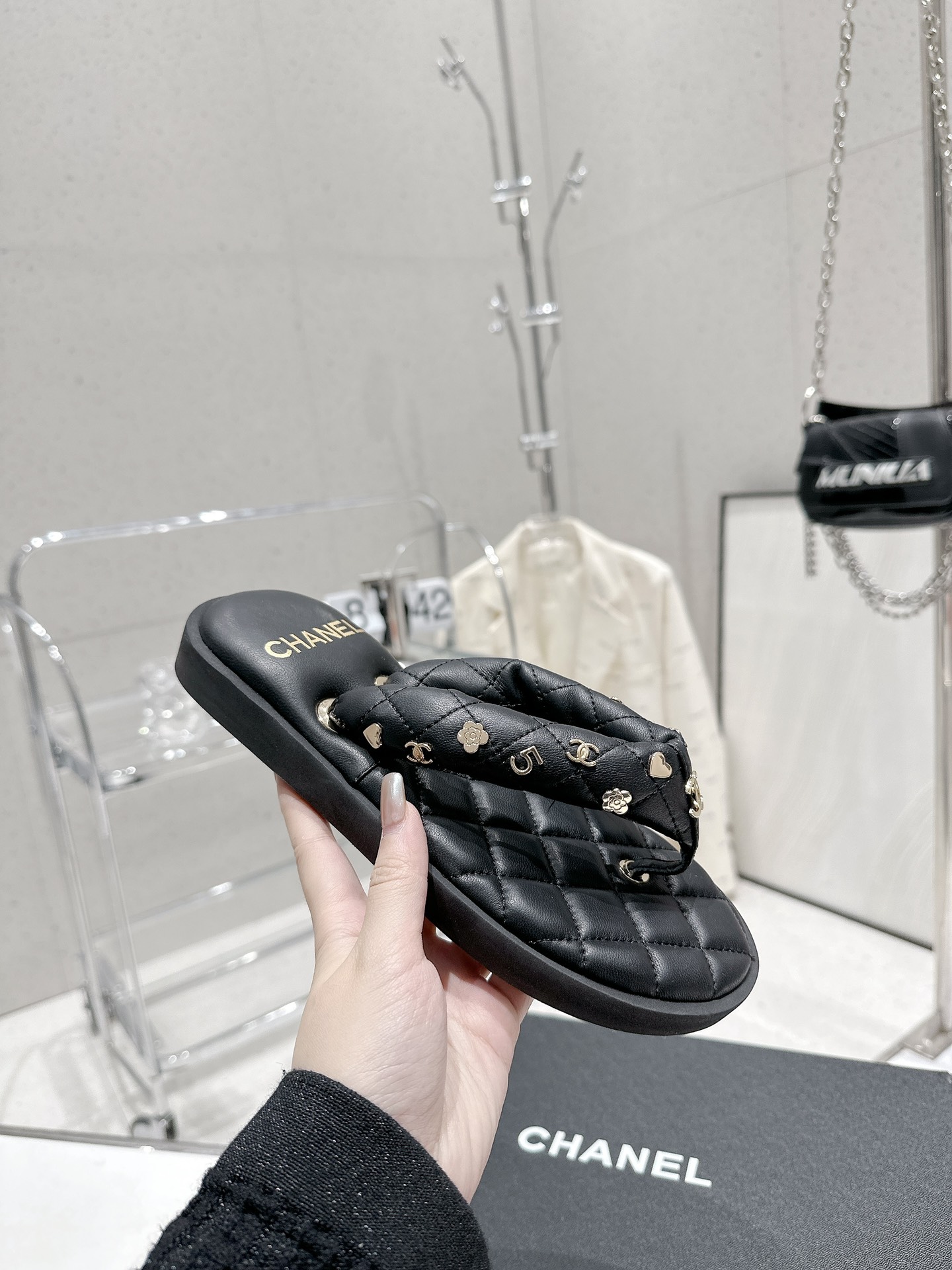 CHANEL summer new bread flip-flops clip toe flip-flops beach sandals