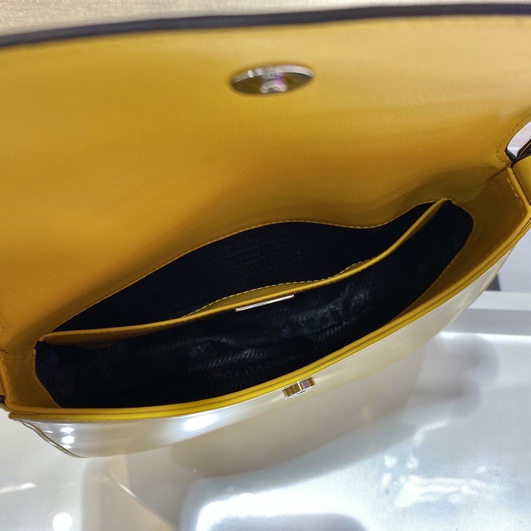 𝐏𝐑𝐀𝐃𝐀 Large flap w/ double shoulder strap 1BD303