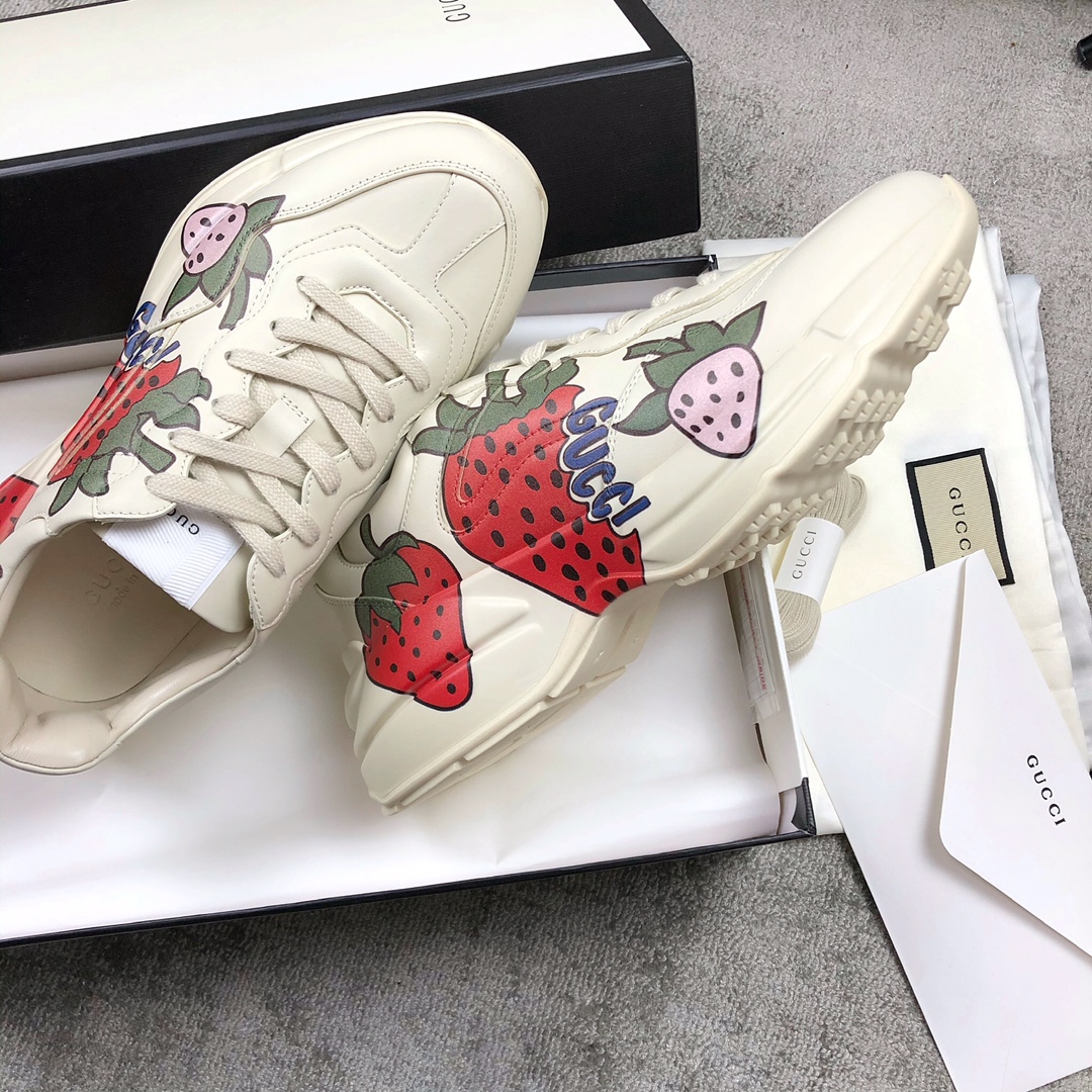 Gucci Pops This collection has a lot of flora and fauna elements Original material