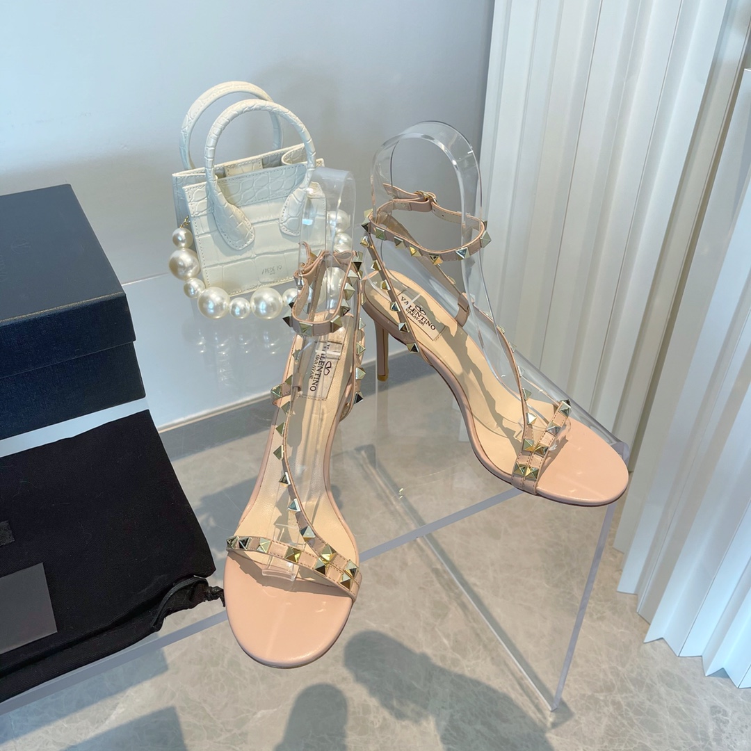 【Valentino】𝟐𝟎𝟐𝟏/𝐒𝐒 𝐧𝐞𝐰 Valentino's new Spring/Summer 2021 collection is still the classic studded collection