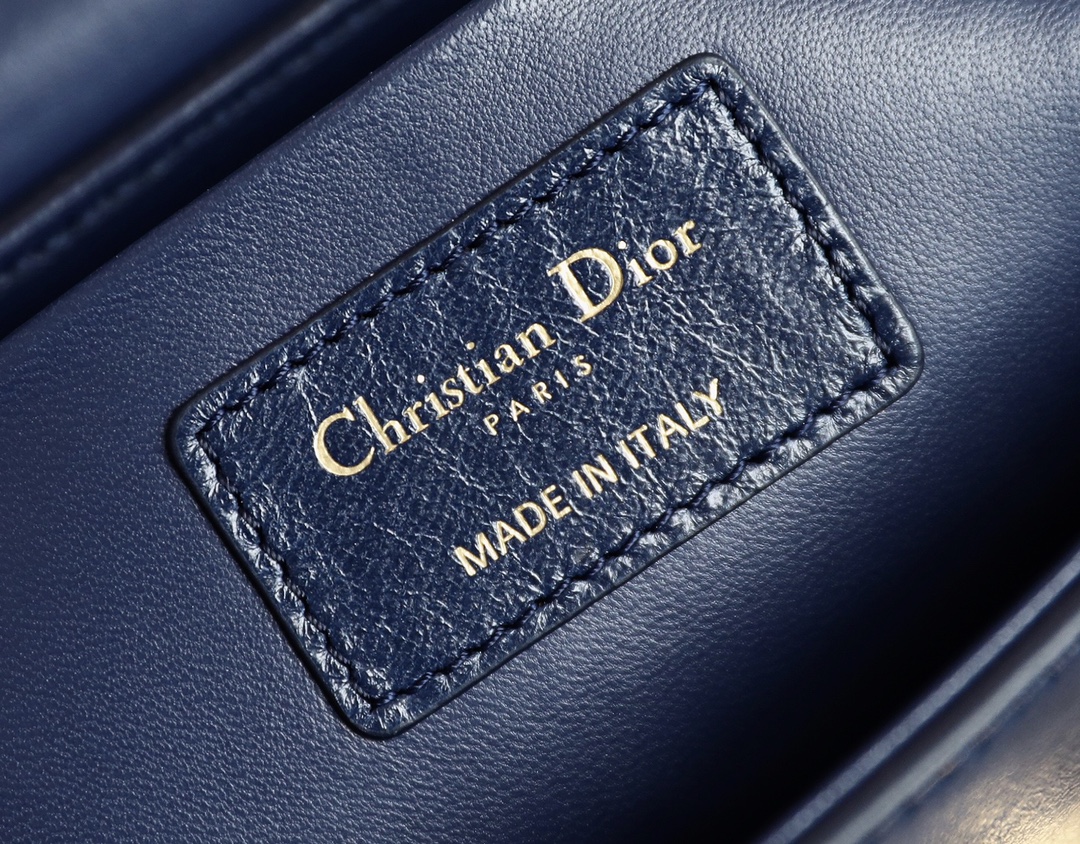 Montaigne navy blue 𝙢𝙞𝙣𝙞 box bag