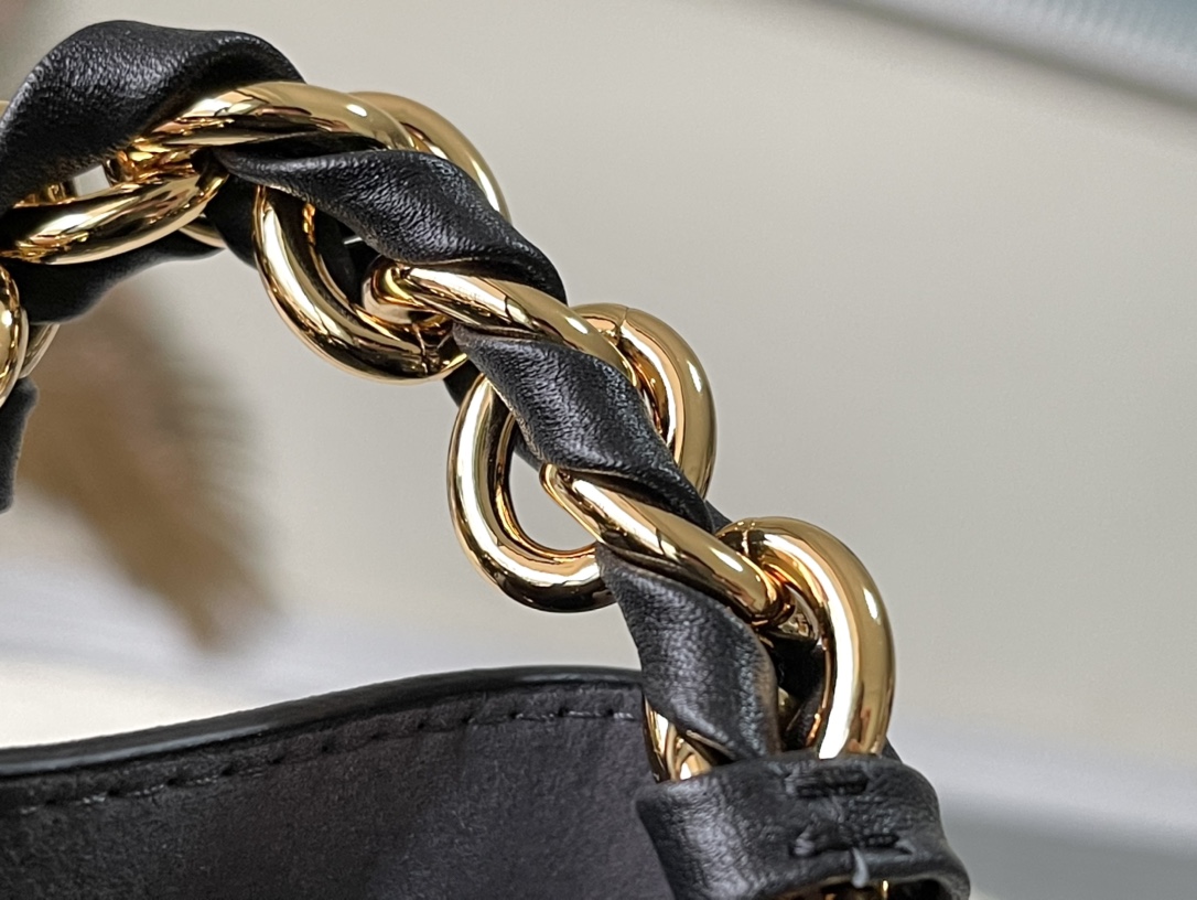 𝐋𝐎𝐔𝐈𝐒 𝐕𝐔𝐈𝐓𝐓𝐎𝐍     M22598