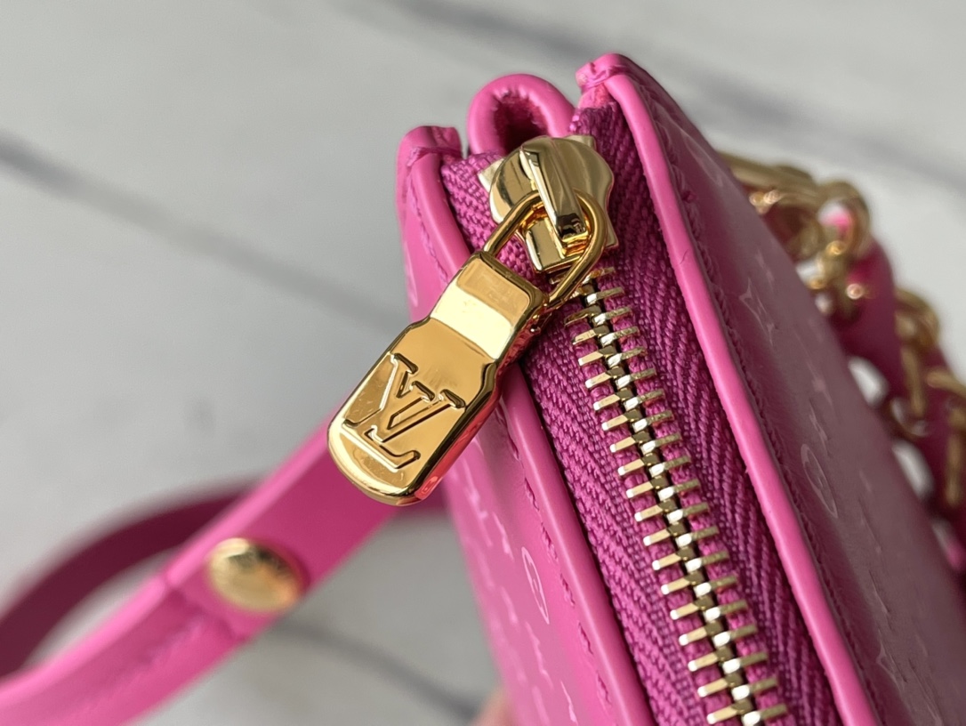 𝐋𝐎𝐔𝐈𝐒 𝐕𝐔𝐈𝐓𝐓𝐎𝐍    M82232