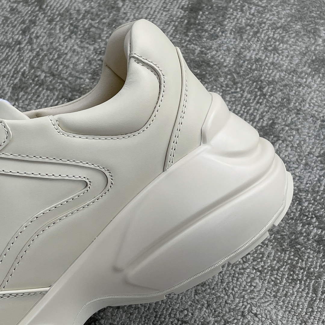 Gucci Pops This collection has a lot of flora and fauna elements Original material