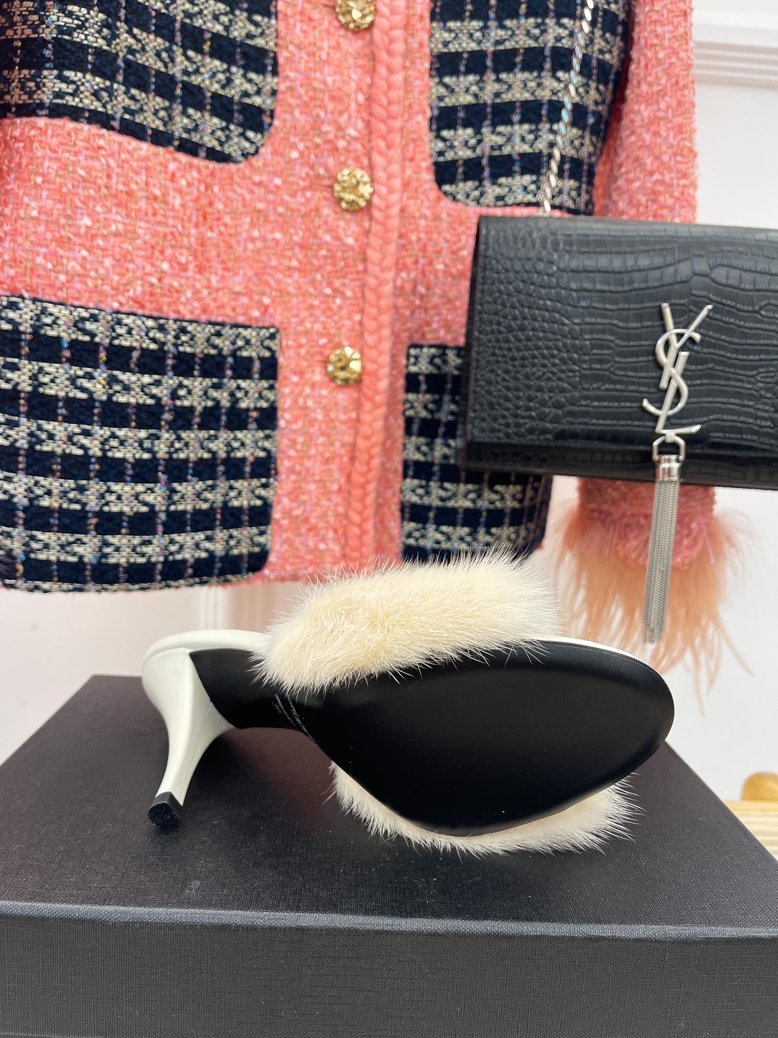 𝙎𝙖𝙞𝙣𝙩 𝙇𝙖𝙪𝙧𝙚𝙣𝙩 | 𝟐𝟎𝟐𝟐/𝐒𝐒 𝐧𝐞𝐰 YSL｜23ss early spring mink fur one high heel slippers